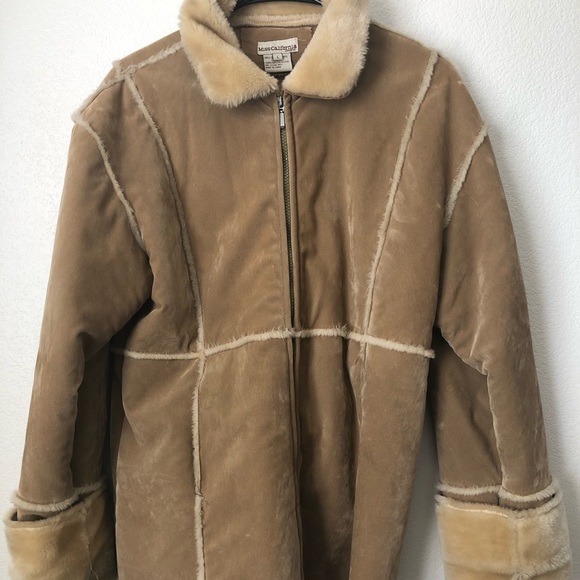 Woman’s Winter Fur Coat - Picture 6 of 6